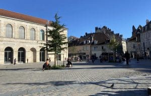 Photo chorégraphie géante place révo à Besançon le 18 avril 2025