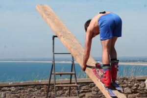 Spectacle à la Place de l’Europe : « L’Ouest loin », un voyage poétique et acrobatique avec Olivier Debelhoir