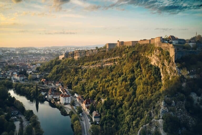 L’été 2025 s’annonce riche en découvertes à la Citadelle de Besançon, qui célèbre les 350 ans du début de sa construction. Pour l’occasion, la forteresse propose une programmation estivale exceptionnelle mêlant expériences immersives, spectacles en plein air, expositions inédites et grands rendez-vous culturels, pour petits et grands.